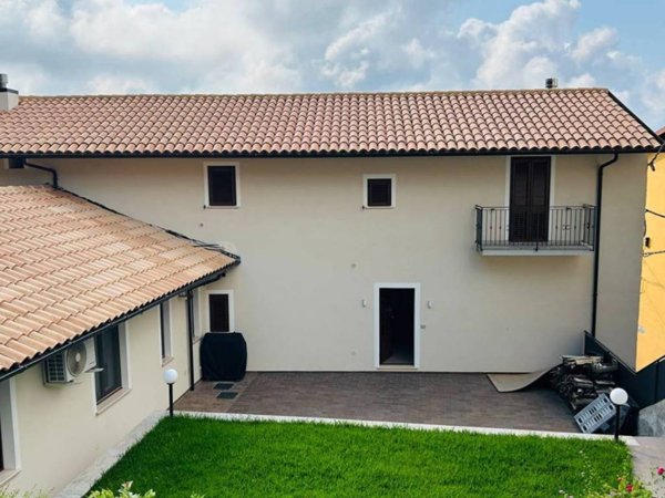 casa indipendente in vendita a Falerna