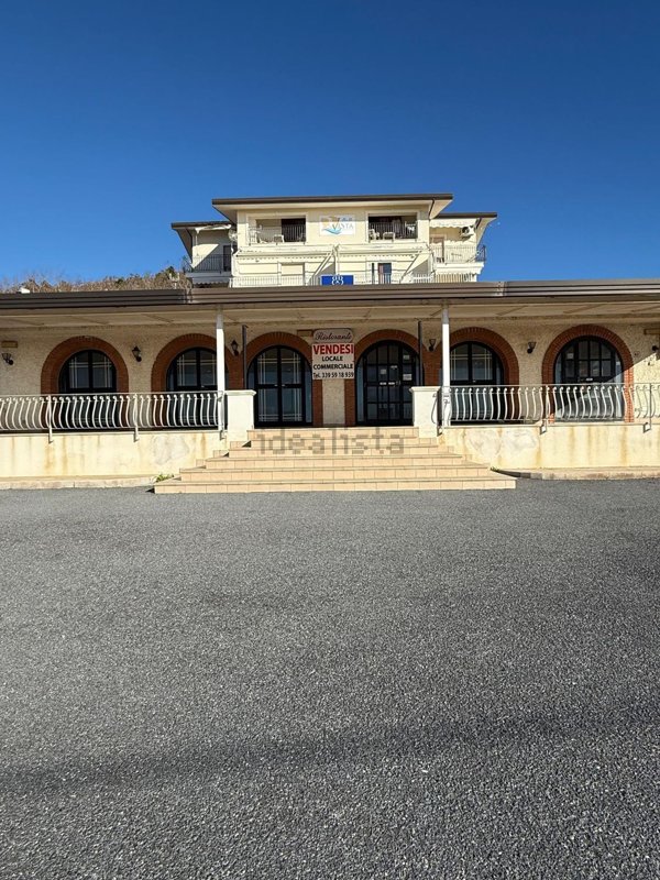 negozio in vendita a Falerna