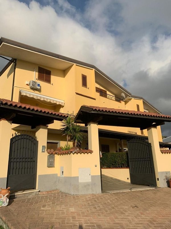 casa indipendente in vendita a Falerna