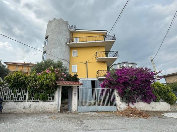 intera palazzina in vendita a Gizzeria in zona Mortilla