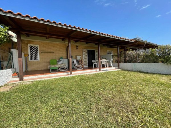 casa indipendente in vendita a Gizzeria in zona Gizzeria Lido