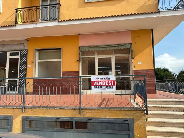 negozio in vendita ad Isca sullo Ionio