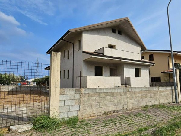 casa indipendente in vendita a Montepaone in zona Montepaone Lido