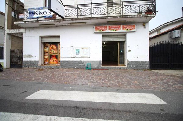 locale commerciale in vendita a Montepaone in zona Montepaone Lido