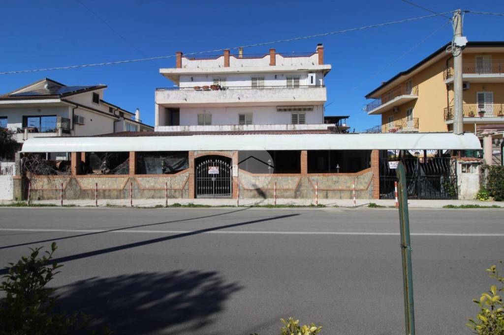locale commerciale in vendita a Montepaone in zona Montepaone Lido