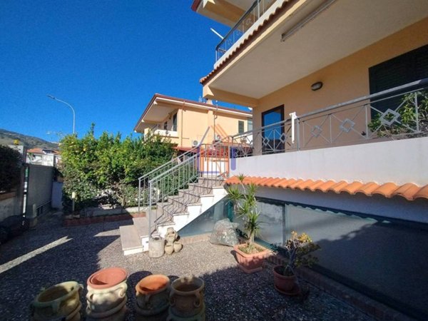 casa indipendente in vendita a Montepaone in zona Montepaone Lido