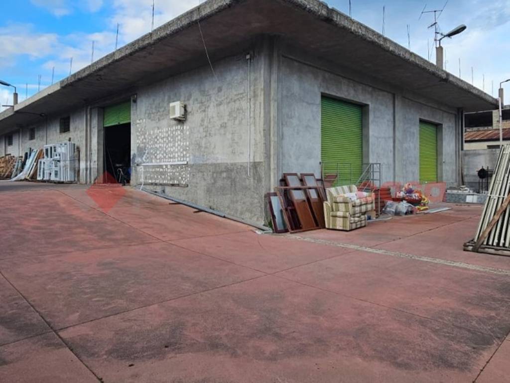 locale commerciale in vendita a Montepaone in zona Frabotto Mannesì