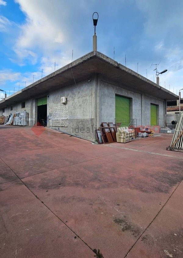 capannone in vendita a Montepaone in zona Montepaone Lido