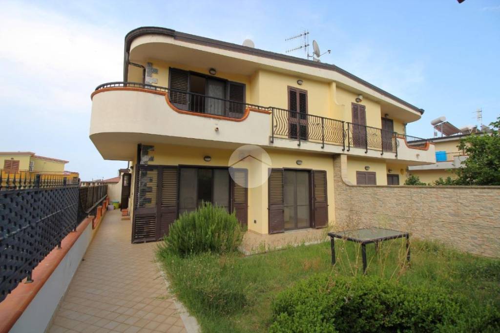 casa indipendente in vendita a Montepaone in zona Montepaone Lido