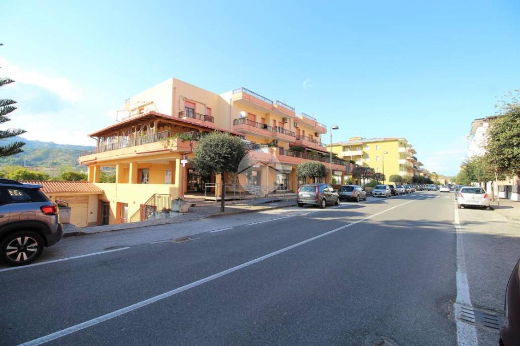 ufficio in vendita a Montepaone in zona Montepaone Lido