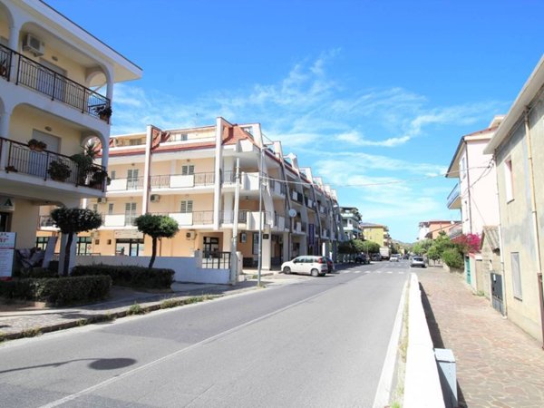 locale commerciale in vendita a Montepaone in zona Montepaone Lido