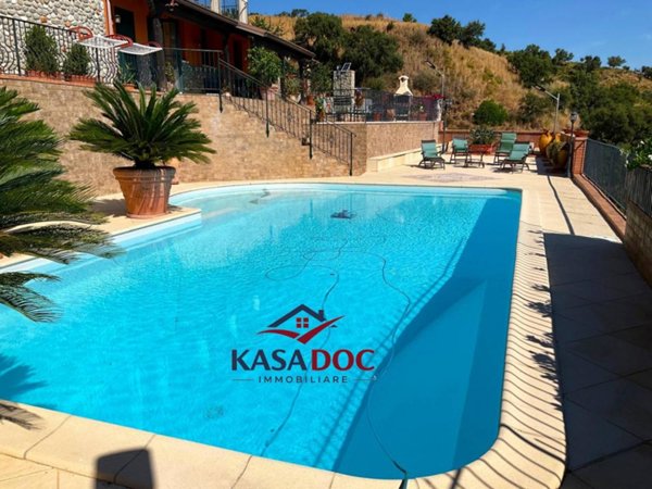 casa indipendente in vendita a Montepaone in zona Montepaone Lido