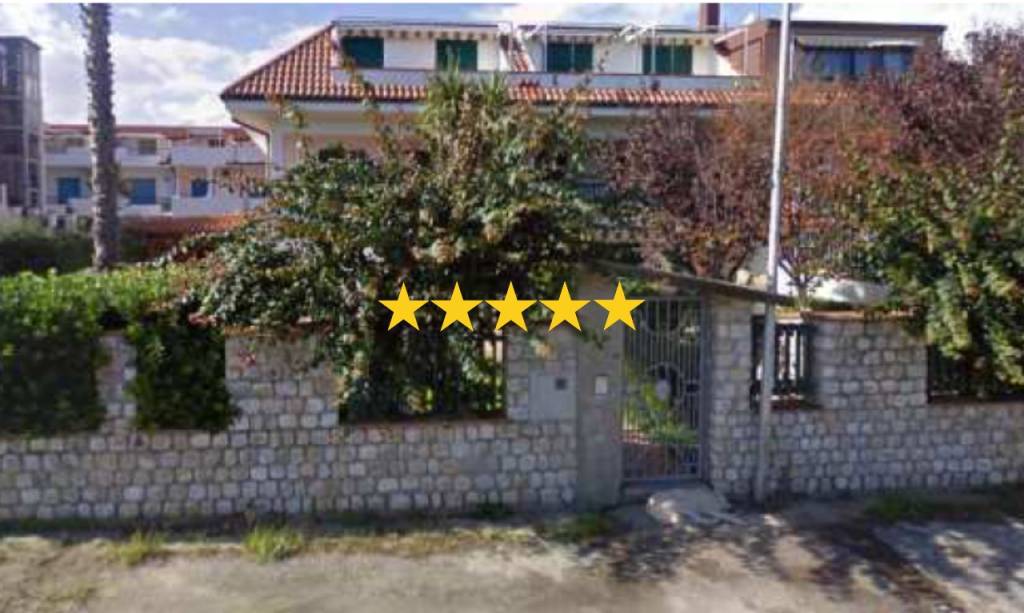 casa indipendente in vendita a Montepaone in zona Montepaone Lido