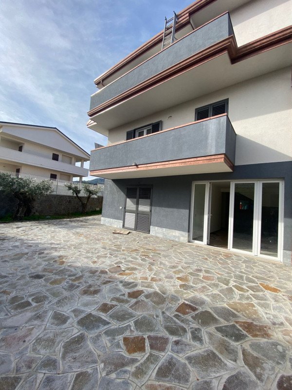 casa indipendente in vendita a Montepaone in zona Montepaone Lido