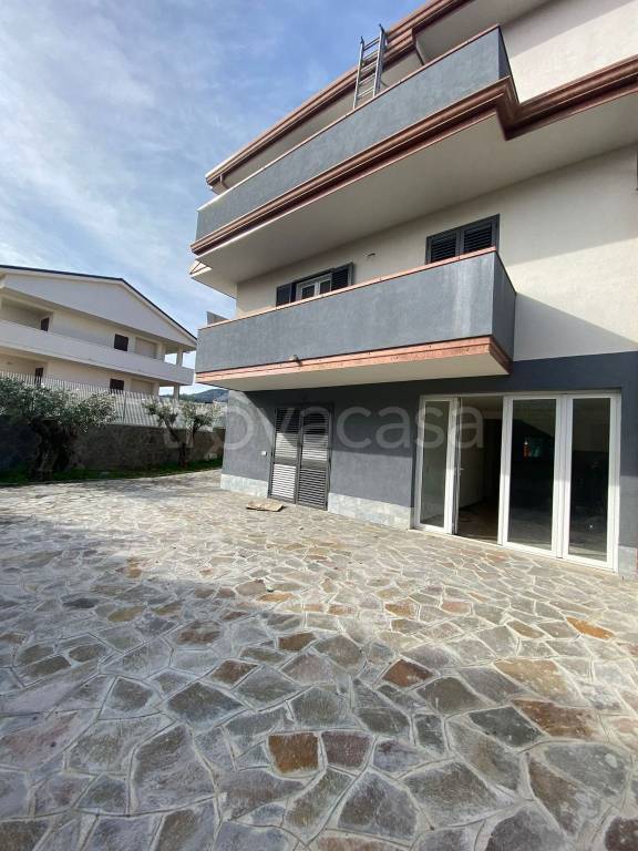 casa indipendente in vendita a Montepaone in zona Montepaone Lido