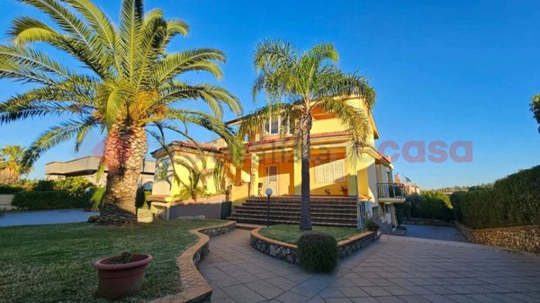 casa indipendente in vendita a Montepaone in zona Montepaone Lido