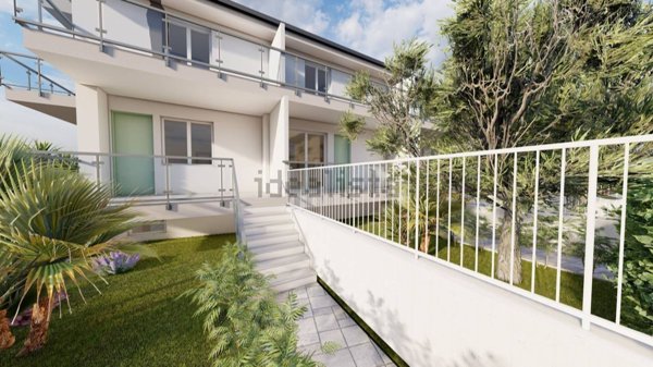 casa indipendente in vendita a Montepaone in zona Montepaone Lido