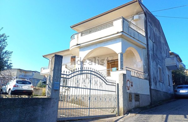 casa indipendente in vendita a Montepaone in zona Montepaone Lido