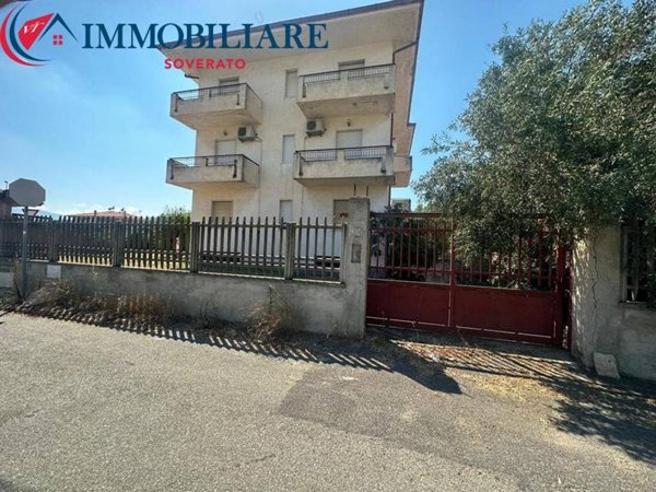 intera palazzina in vendita a Montepaone in zona Montepaone Lido