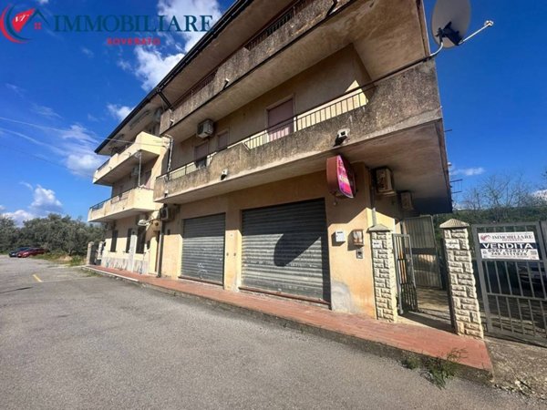 negozio in vendita a Montepaone in zona Montepaone Lido