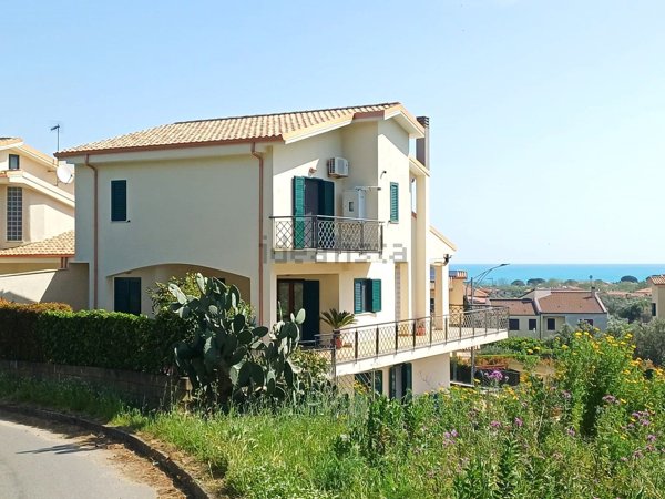 casa indipendente in vendita a Montepaone in zona Montepaone Lido