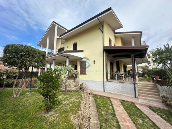 casa indipendente in vendita a Montepaone in zona Montepaone Lido