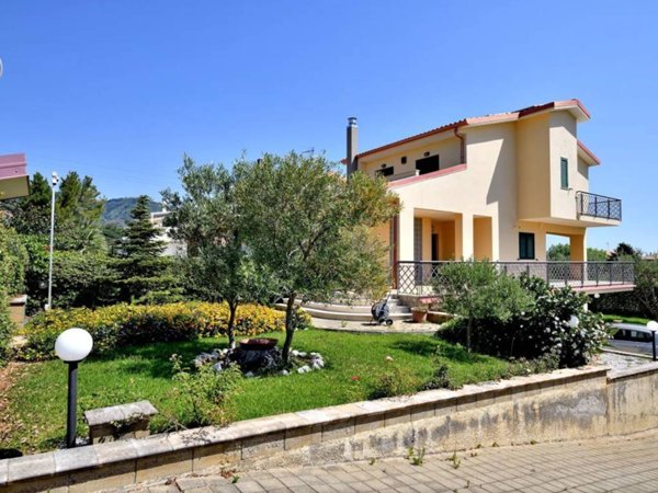 casa indipendente in vendita a Montepaone in zona Frabotto Mannesì