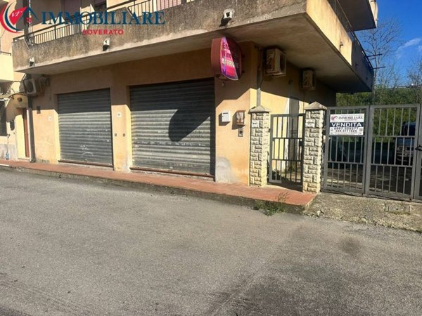 negozio in vendita a Montepaone in zona Montepaone Lido