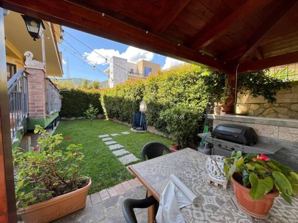 casa indipendente in vendita a Montepaone in zona Montepaone Lido