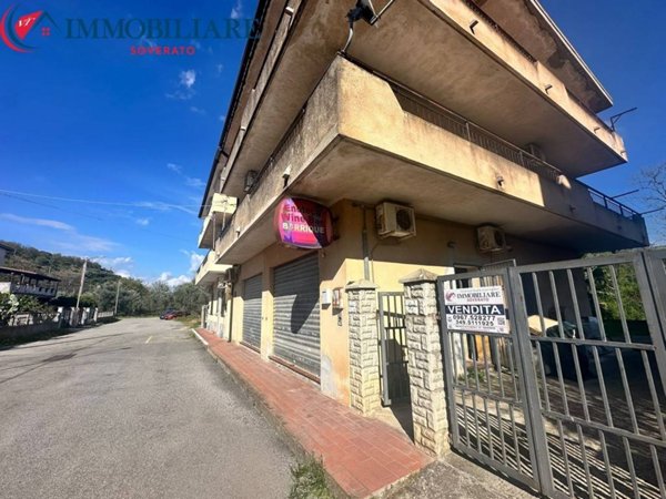 negozio in vendita a Montepaone in zona Montepaone Lido