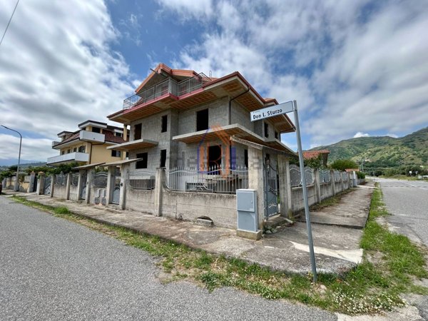 casa indipendente in vendita a Montepaone in zona Montepaone Lido