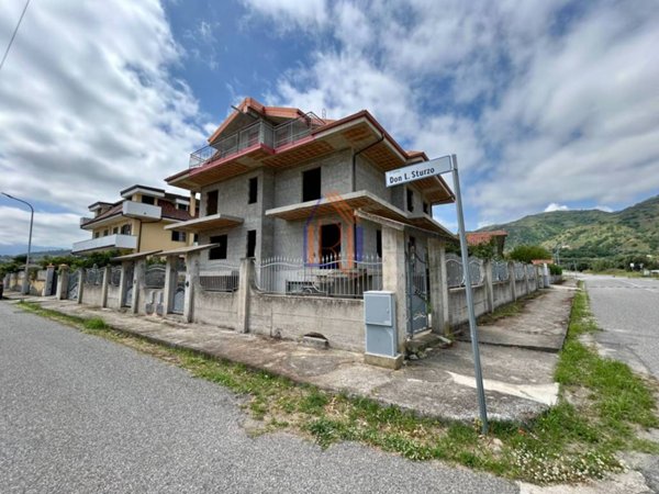 casa indipendente in vendita a Montepaone in zona Montepaone Lido
