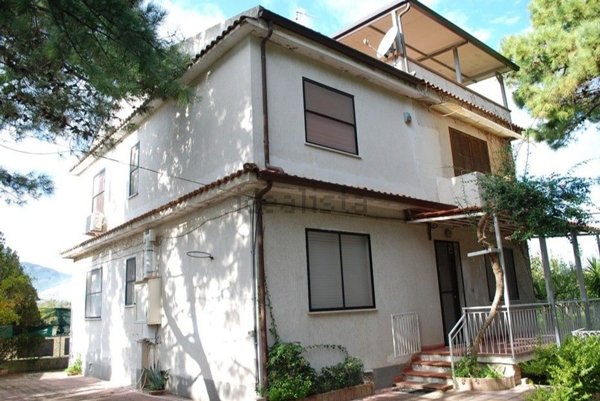 casa indipendente in vendita a San Sostene