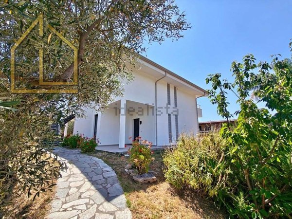 casa indipendente in vendita a San Sostene
