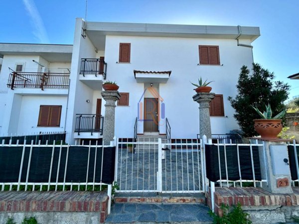 casa indipendente in vendita a Sant'Andrea Apostolo dello Ionio in zona Marina