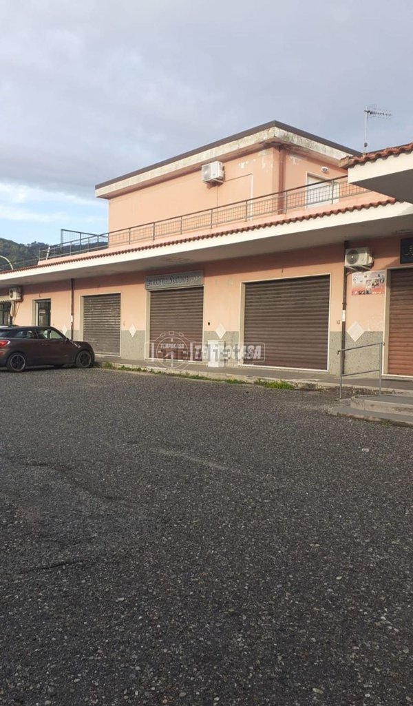 locale commerciale in vendita a Sant'Andrea Apostolo dello Ionio in zona Marina