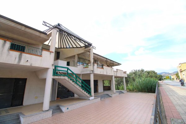 locale commerciale in vendita a Satriano