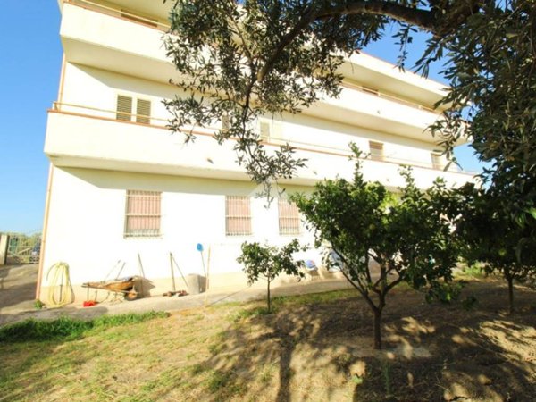 intera palazzina in vendita a Sellia Marina