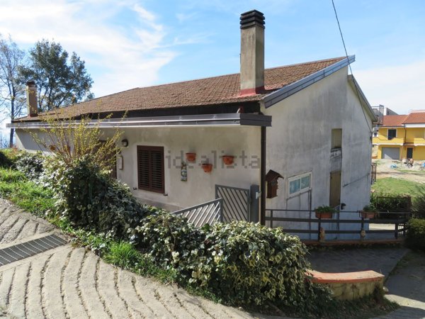 casa indipendente in vendita a Serrastretta in zona Angoli