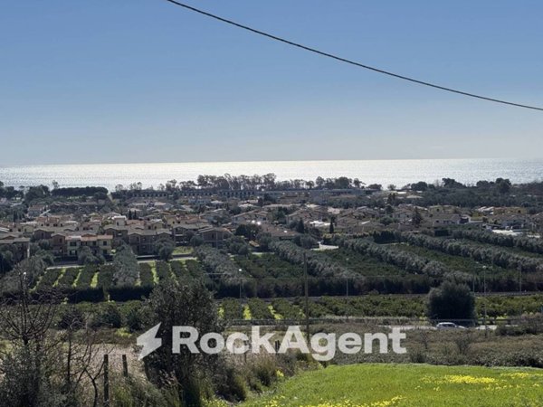 terreno agricolo in vendita a Simeri Crichi in zona Roccani