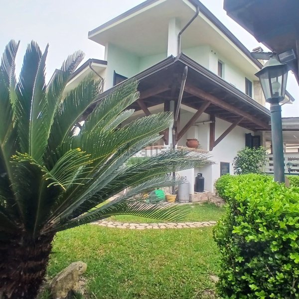 casa indipendente in vendita a Simeri Crichi in zona Porto d'Orra