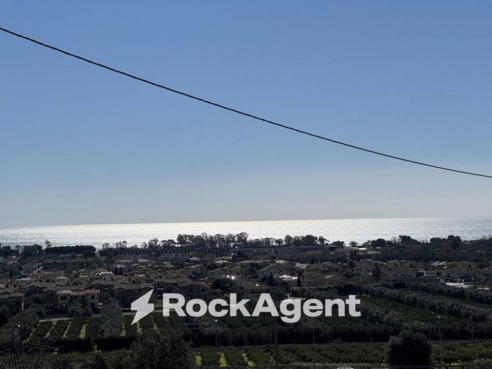 negozio in vendita a Simeri Crichi in zona Roccani