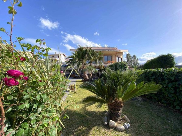 casa indipendente in vendita a Soverato