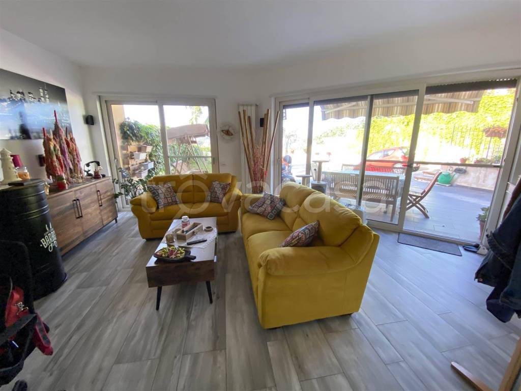 casa indipendente in vendita a Soverato