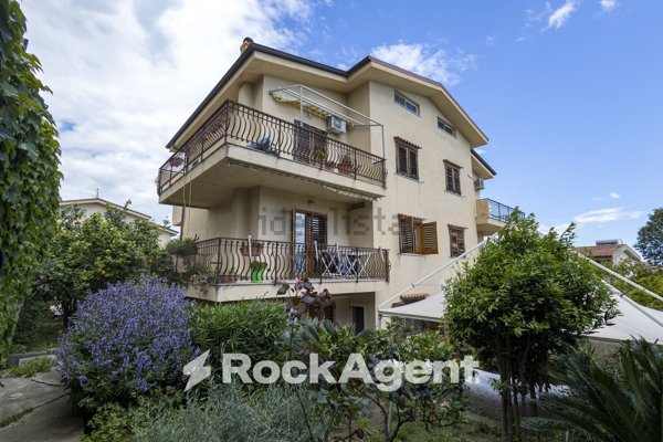 casa indipendente in vendita a Soverato