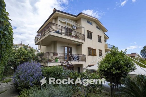 casa indipendente in vendita a Soverato