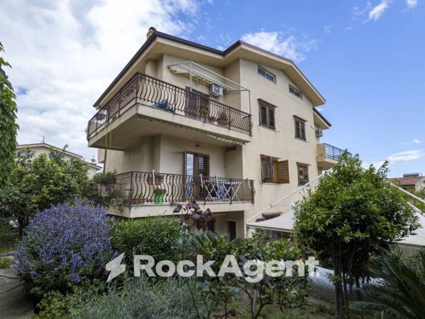 casa indipendente in vendita a Soverato