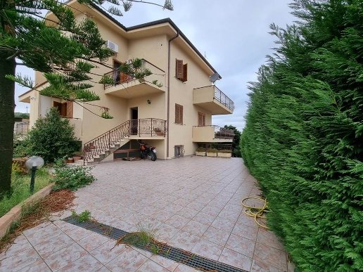 casa indipendente in vendita a Soverato