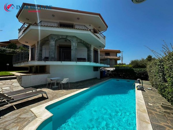 casa indipendente in vendita a Soverato