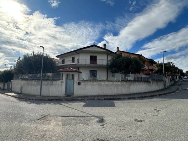 casa indipendente in vendita a Soverato